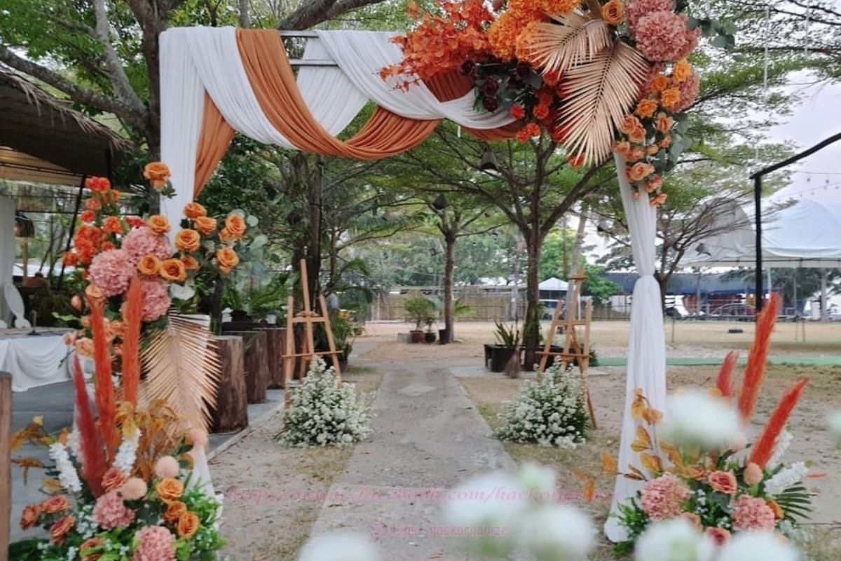 Cổng hoa mùa thu vàng cam ấm áp cho ngày cưới đầy lãng mạn (Ảnh: Sưu tầm)