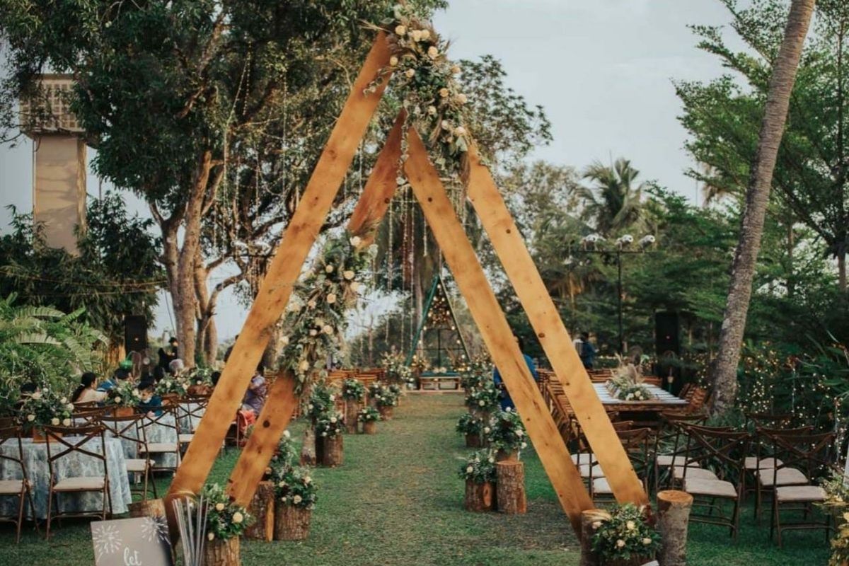 Cổng hoa tam giác mang đến cảm giác phóng khoáng cá tính khác biệt hoàn toàn (Ảnh: Sưu tầm)