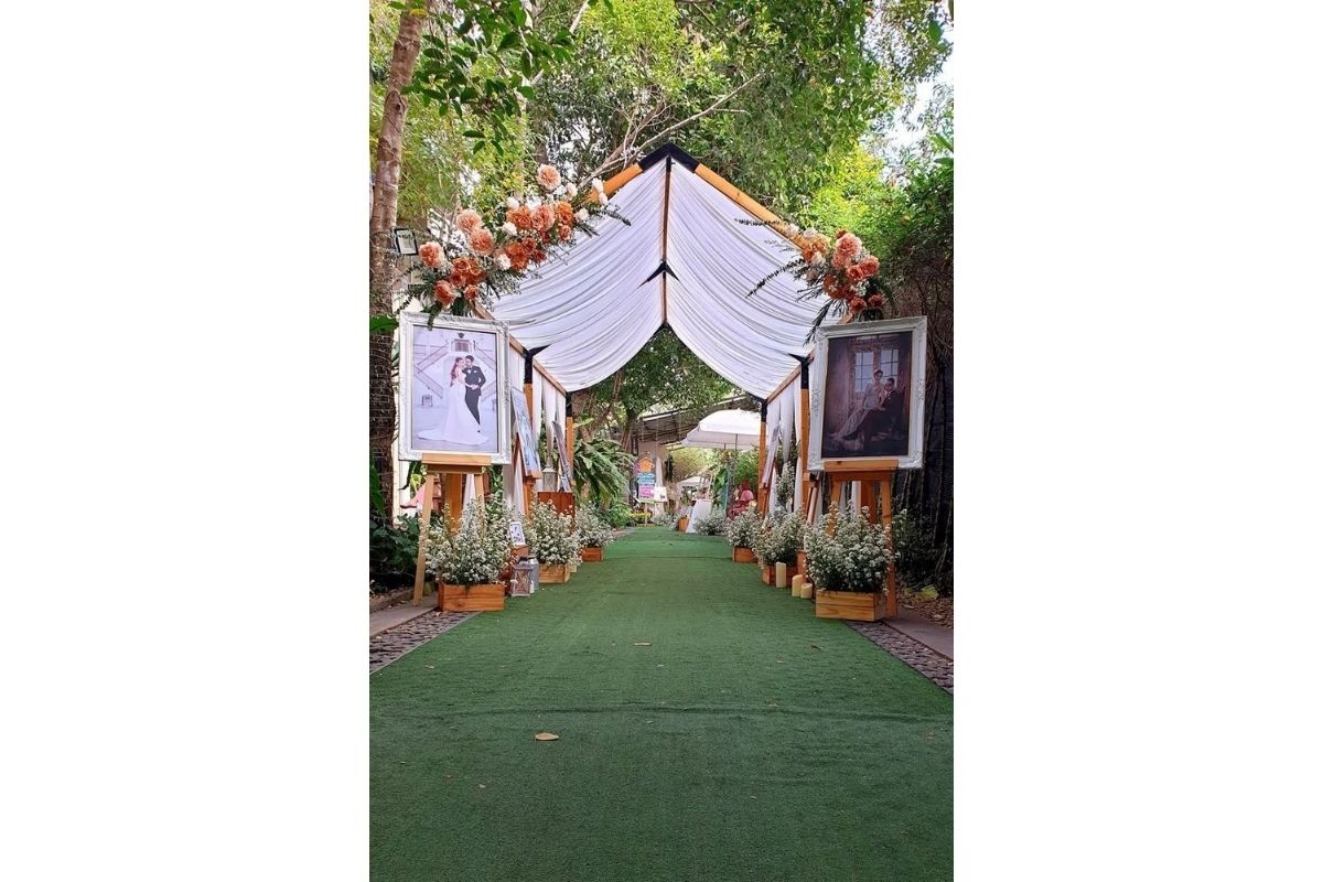 Cổng hoa tam giác tạo lối vào cá tính thời thượng cực kỳ ăn ảnh (Ảnh: Sưu tầm)