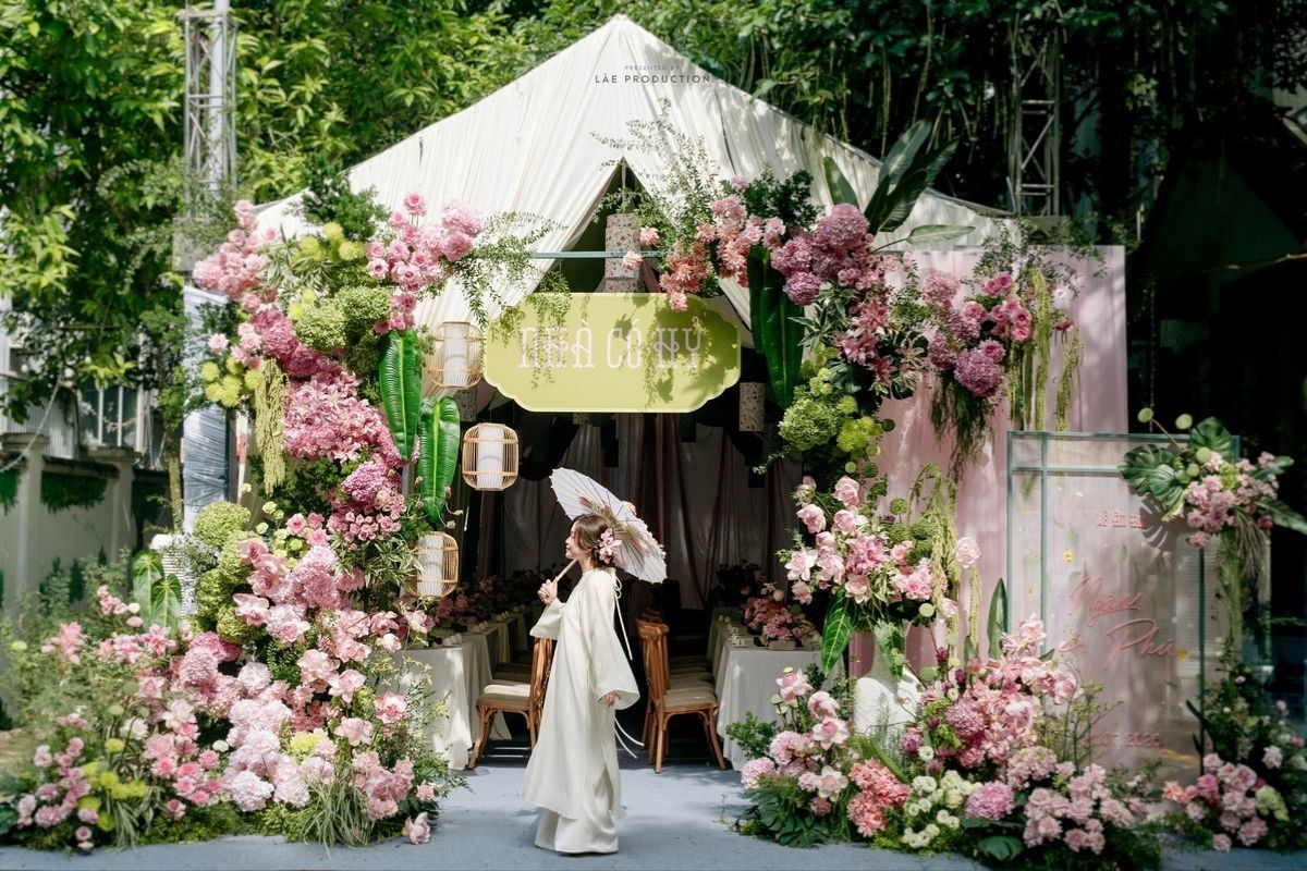 Cổng hoa tropical pastel mang vibe tropical chic nhẹ nhàng tinh tế cho tiệc cưới (Ảnh: Sưu tầm)