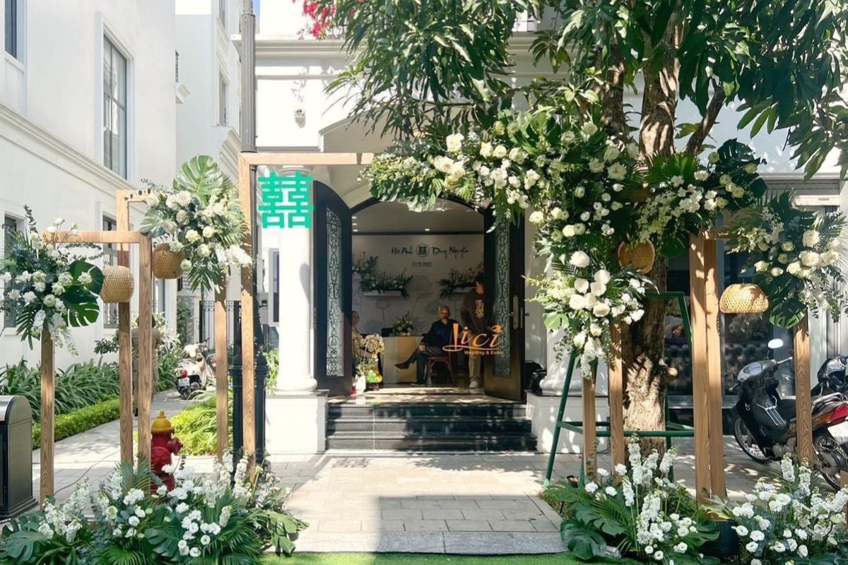 Cổng hoa tropical xanh đậm mang đến cảm giác “tropical paradise” rõ rệt (Ảnh: Sưu tầm)