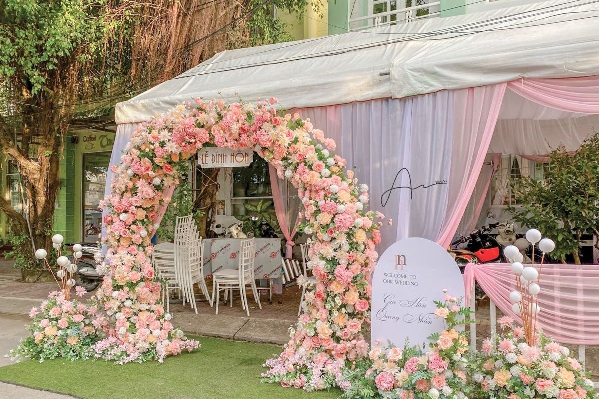 Cổng hoa vòng cung hồng phấn dịu dàng như nàng thơ bước vào lễ đường (Ảnh: Sưu tầm)