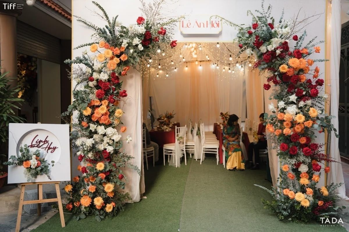 Cổng hoa vòng cung mềm mại lãng mạn cực ăn hình lối vào tiệc (Ảnh: TIFF)