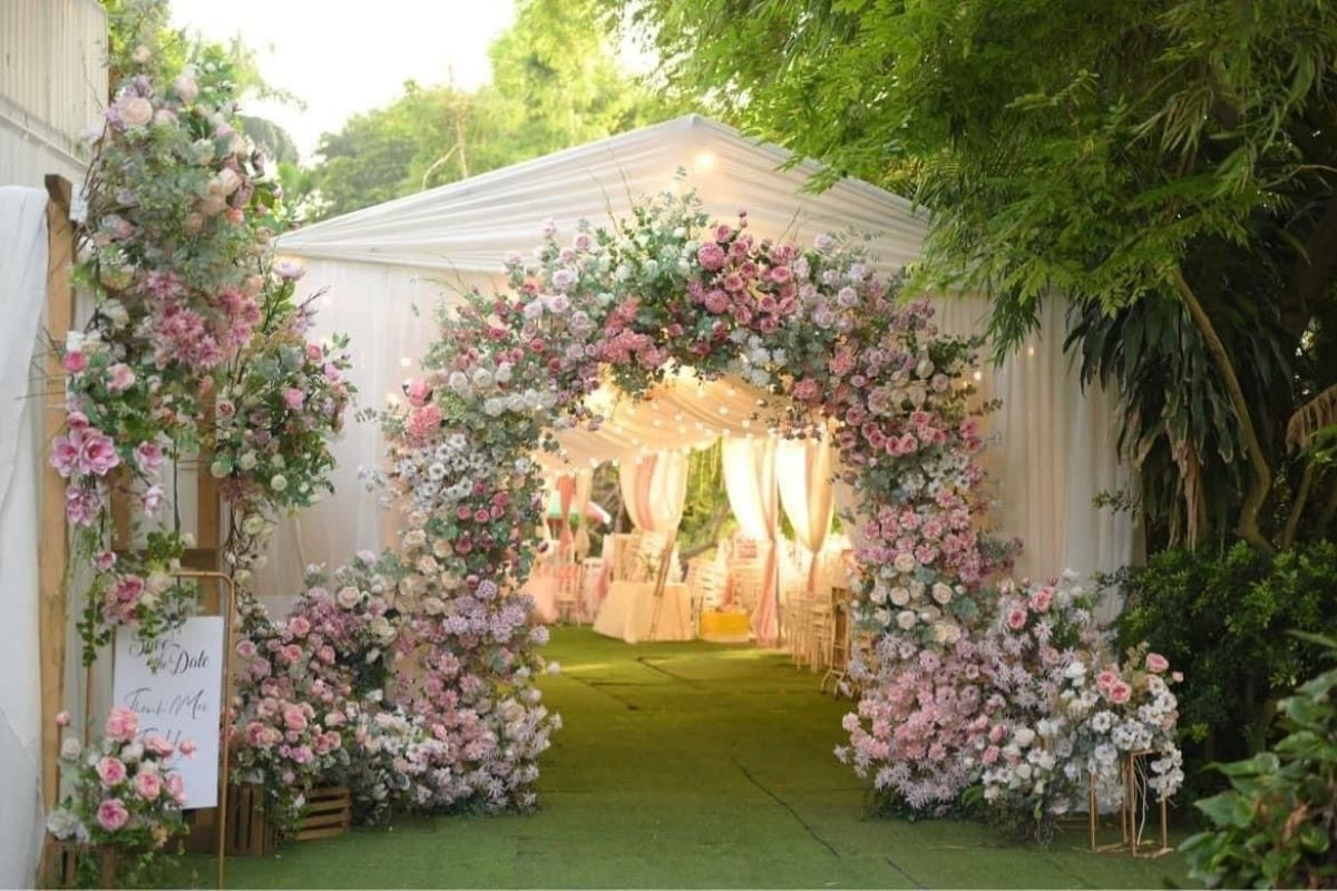 Cổng hoa vòng cung romantic garden như dẫn lối vào khu vườn bí mật (Ảnh: Sưu tầm)