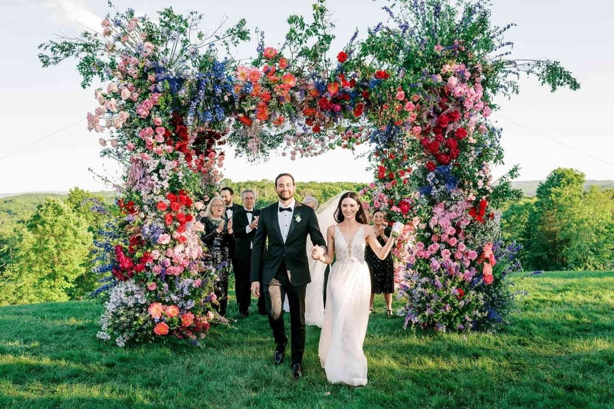 Dáng khung chữ nhật phủ hoa dày tạo điểm nhấn đẳng cấp ngoài trời (Ảnh: Sưu tầm)