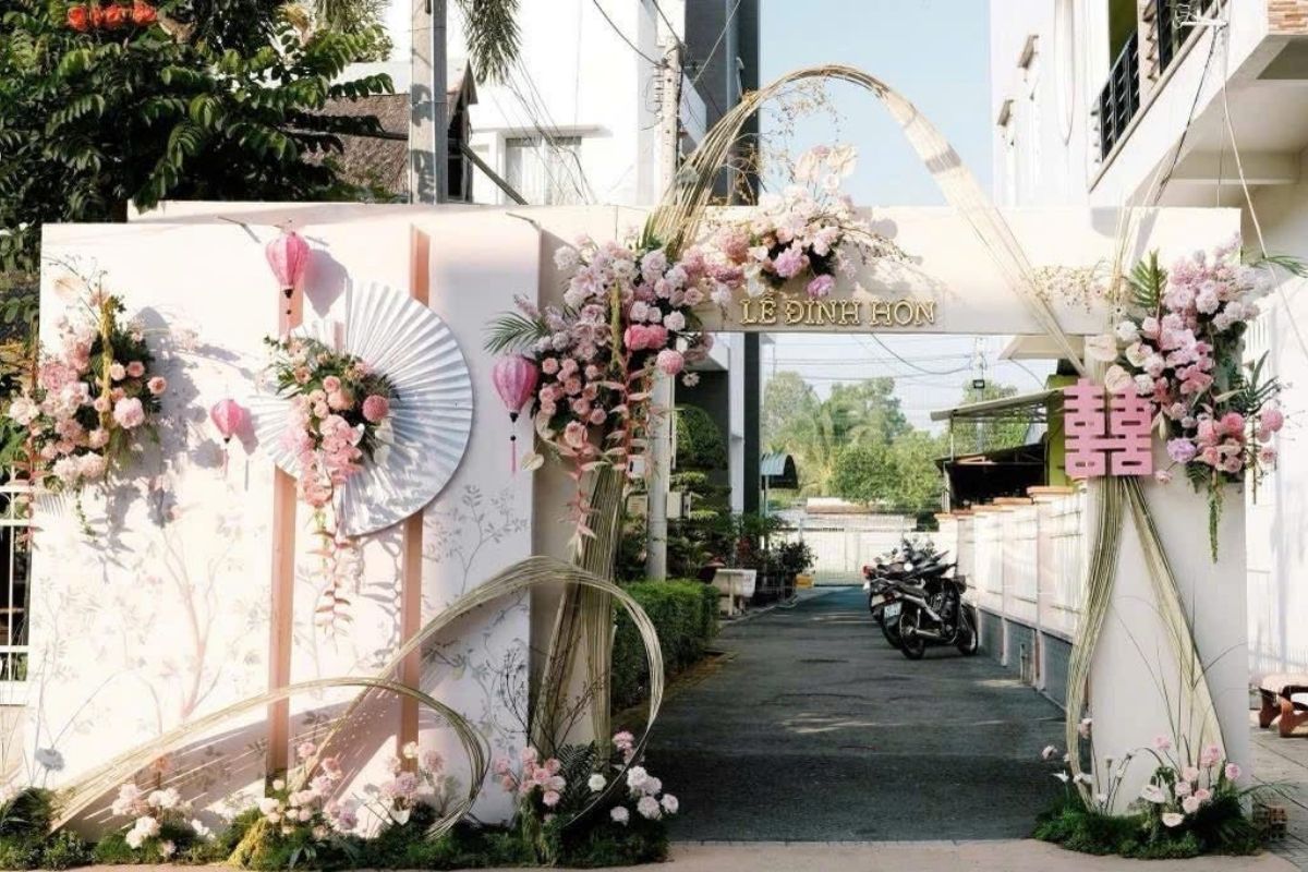 Dáng tam giác mạnh mẽ kết hợp hoa khô tạo background cưới rất nghệ (Ảnh: Sưu tầm)