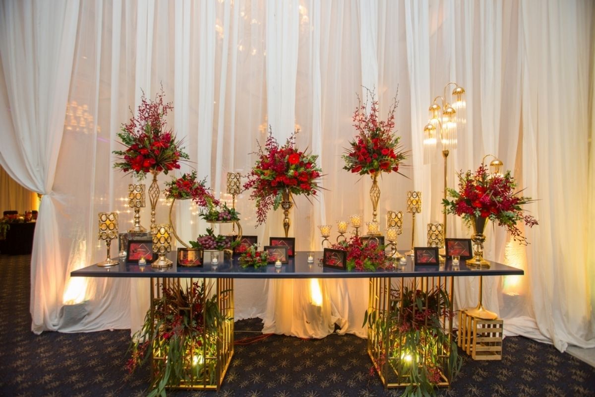 Đưa đá marble vào bàn gallery tạo cảm giác xa xỉ nhưng vẫn tinh tế (Ảnh: Sưu tầm)