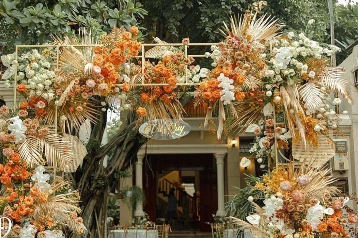 Gam vàng cam mùa thu khiến lối vào tiệc cưới trở nên ấm áp (Ảnh: Sưu tầm)