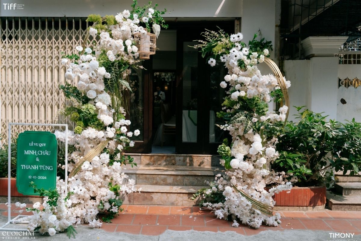 Giải pháp tiết kiệm là hoa lụa làm điểm nhấn nền phủ lá tươi (Ảnh: TIFF)