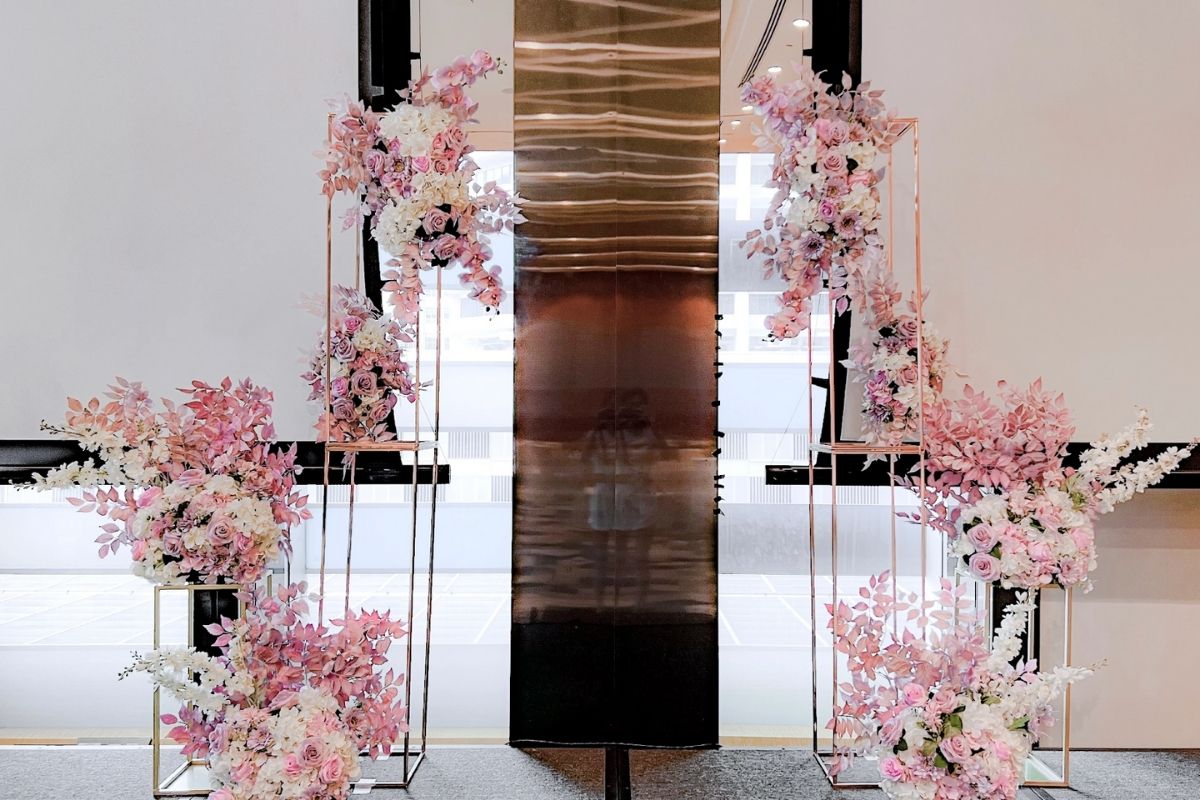 Hoa anh đào phủ dày nhiều lớp kết hợp baby breath tạo hiệu ứng bồng bềnh (Ảnh: Sưu tầm)