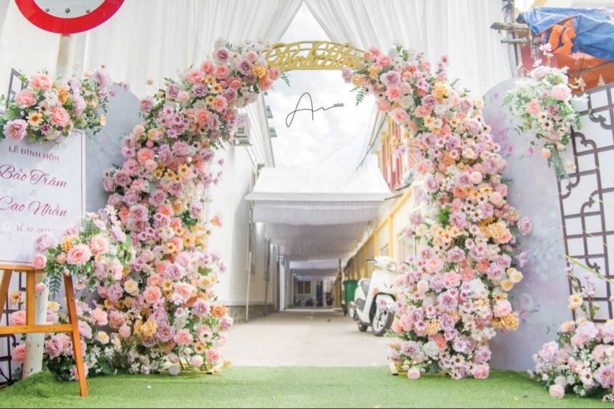 Hoa hồng garden hồng phấn phủ dày tạo khung hình cổ tích cho ảnh cưới (Ảnh: Sưu tầm)