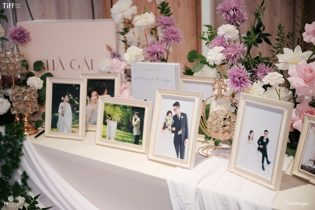 Hoa hồng mao lương tông trắng kem hồng nhạt mang cảm giác salon Pháp cổ (Ảnh: TIFF)