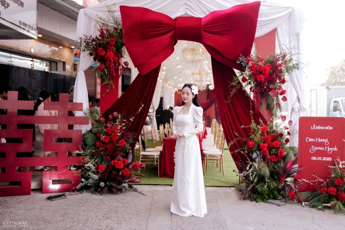 Hoa tươi đổ theo đường cong nhiều lớp khiến cổng hoa sống động hơn (Ảnh: TIFF)