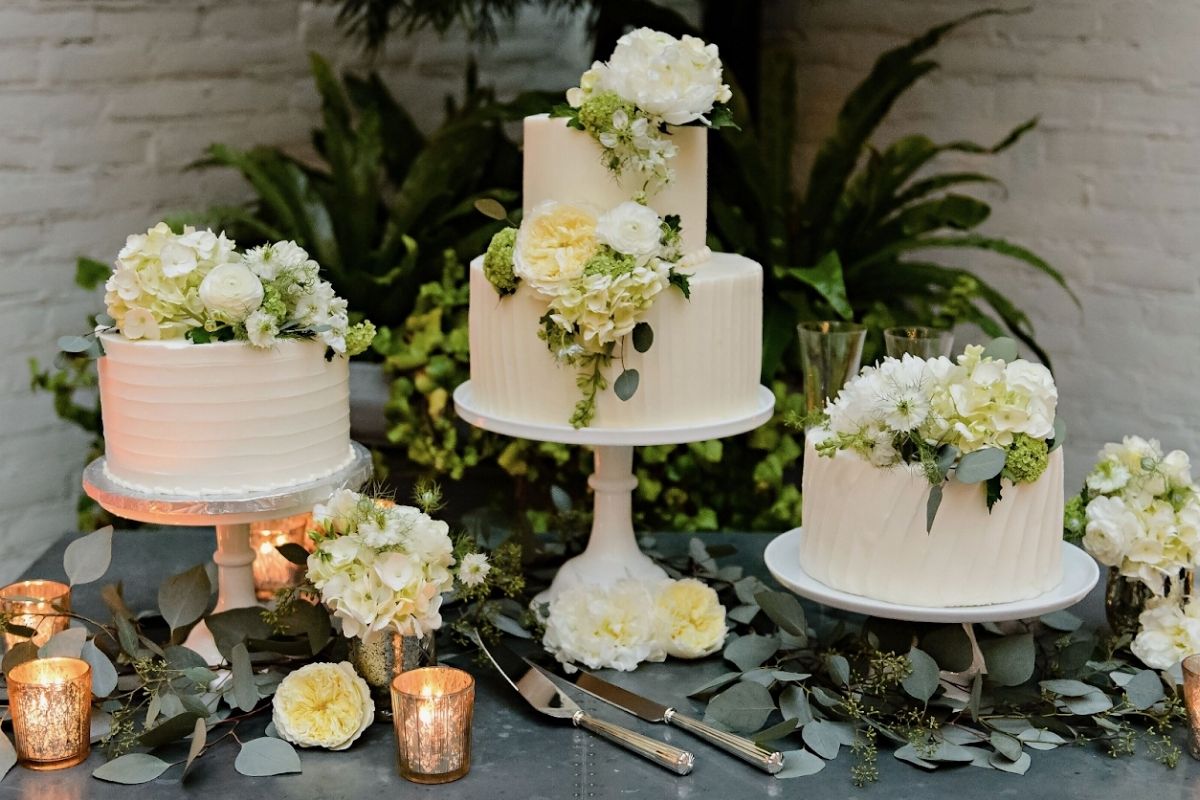 Hoa tươi tạo mềm mại lãng mạn giúp bàn bánh thêm nổi bật (Ảnh: Sưu tầm)