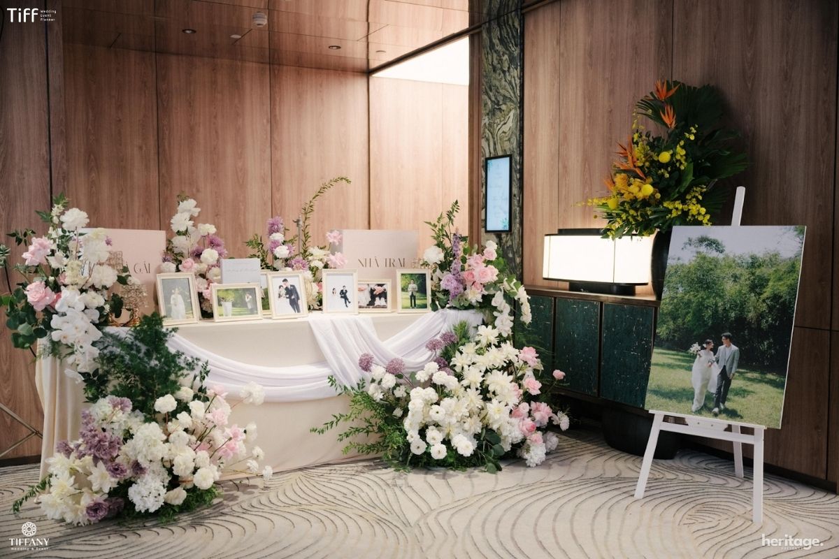 Không gian bàn đón khách trắng tinh khôi là góc checkin cực đẹp (Ảnh: TIFF)