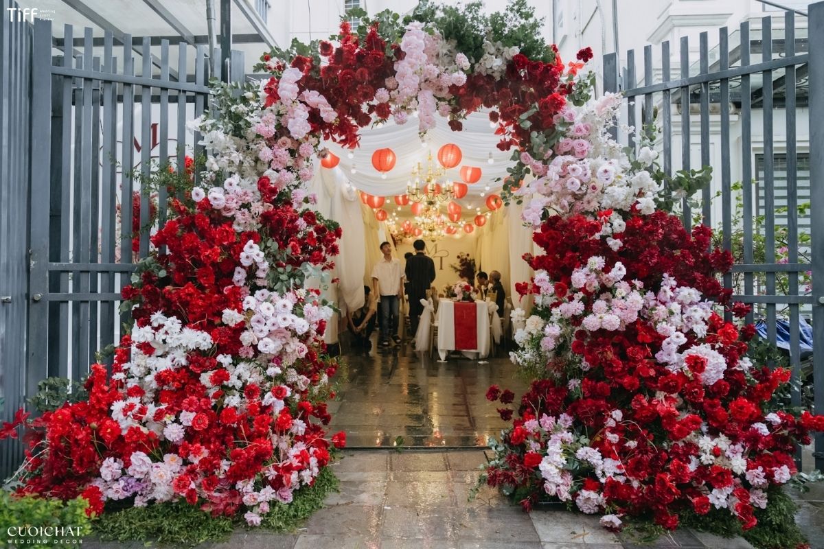 Khu vực lối vào với cổng hoa rực rỡ trở thành điểm nhấn khó quên (Ảnh: TIFF)