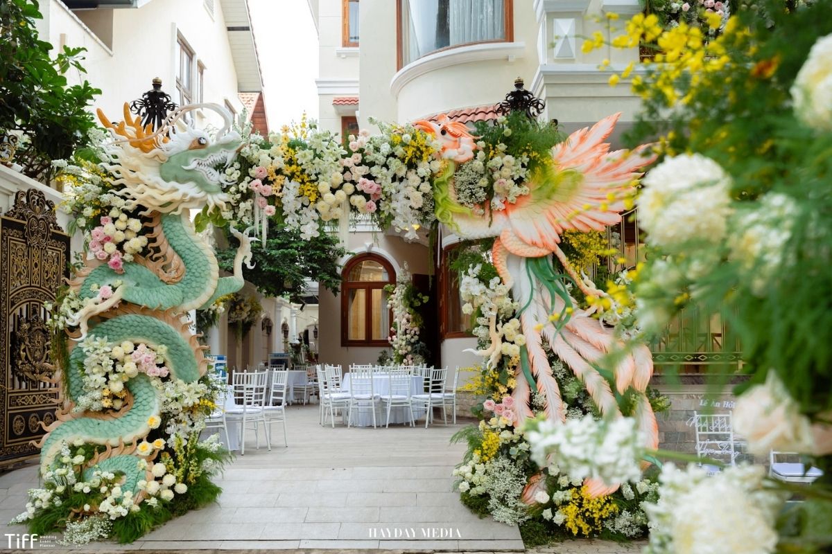 Khung cổng hoa cưới Rồng - Phượng ấn tượng cho cô dâu chú rể (Ảnh: TIFF)
