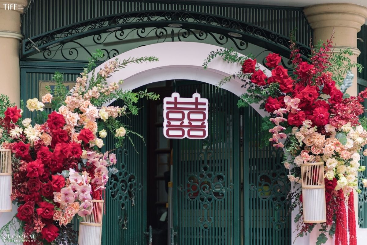 Một vòng tròn hoa tinh tế giúp không gian đón khách thêm nghệ thuật (Ảnh: TIFF)