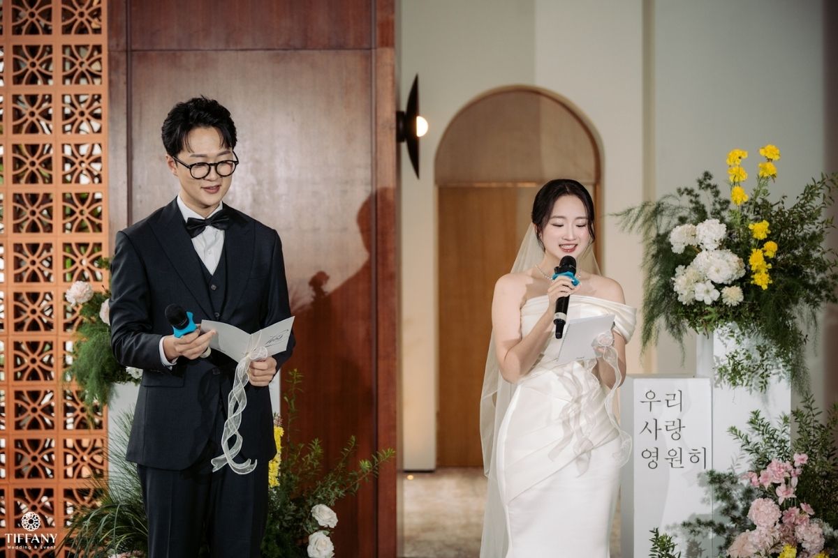 Người đọc có thể cầm giấy để nghi lễ quan trọng diễn ra trọn vẹn và trang nghiêm (Ảnh: TIFF)