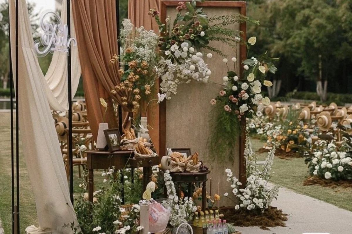 Tông xanh lá trắng nâu gỗ giúp bàn gallery ăn khớp vẹn không gian sân vườn (Ảnh: Sưu tầm)