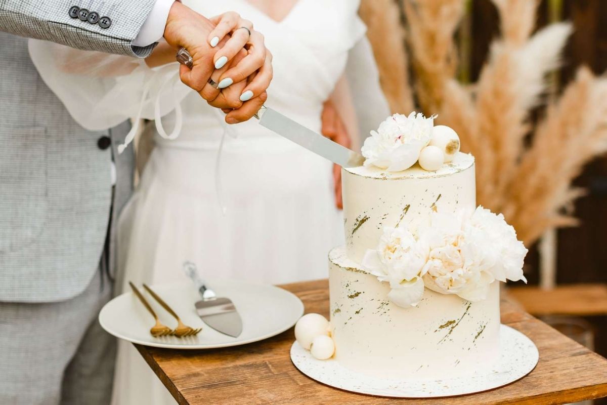 Trang trí hoa tươi tinh tế giữ dáng bánh rõ nét sang trọng (Ảnh: Sưu tầm)