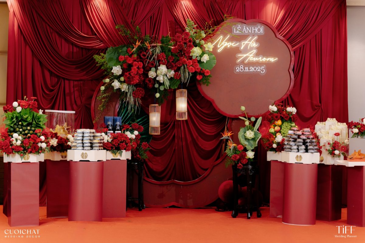 Trang trí tư gia là việc decor không gian nhà riêng để tổ chức lễ ăn hỏi, lễ xin dâu, lễ thành hôn theo đúng nghi thức truyền thống. (ẢNH: TIFF.vn)