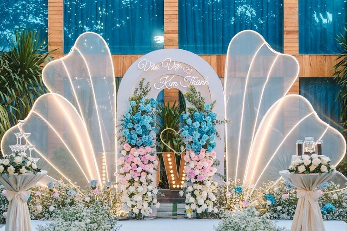 Sân khấu theo concept Blue House của cặp đôi Văn Vẹn & Kim Thanh do KISS thực hiện (Ảnh: Kiss Việt Nam)