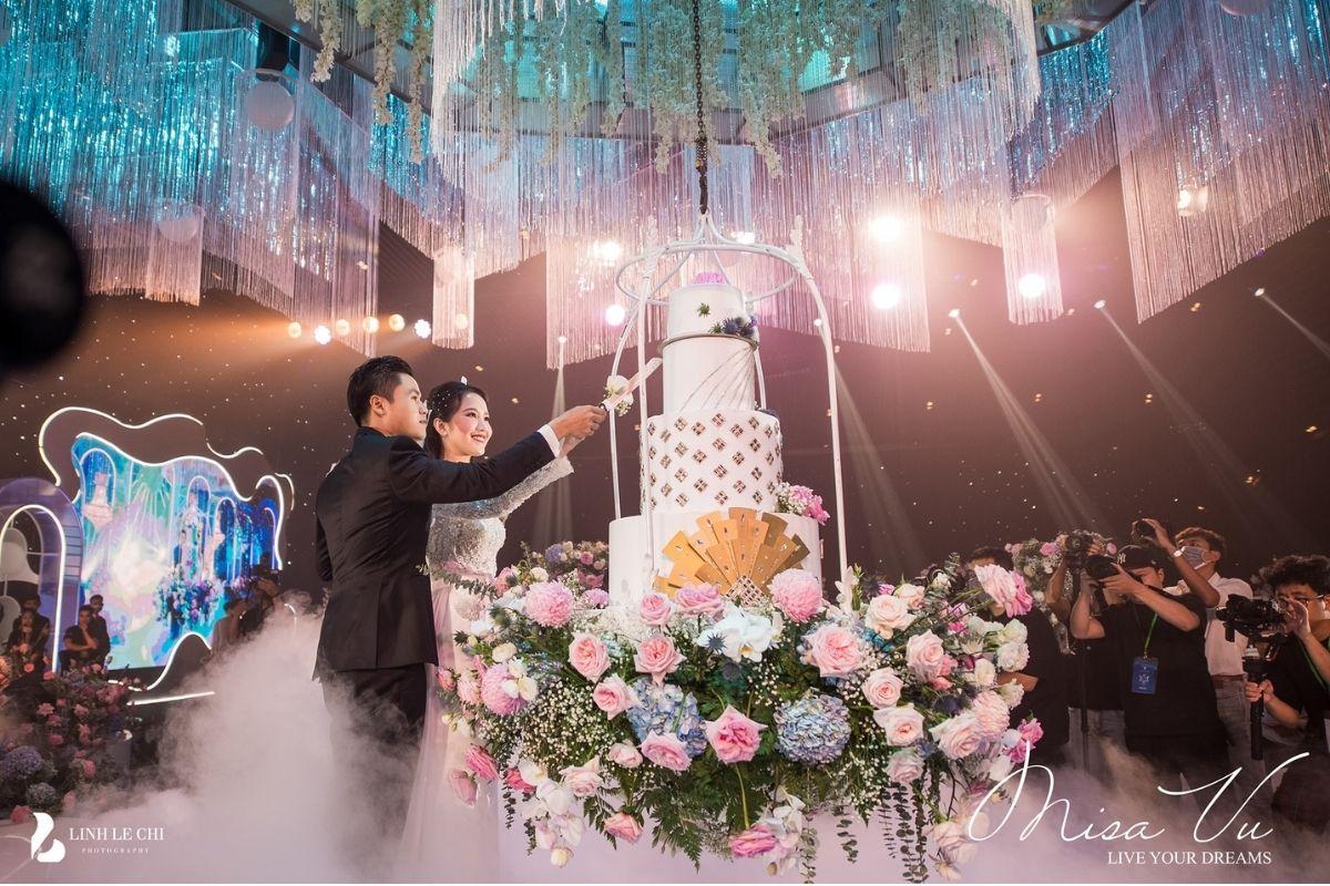 Lễ cắt bánh trong đám cưới của thiếu gia Phan Thành và cô dâu Primmy Trương (Ảnh: Misa Vu)