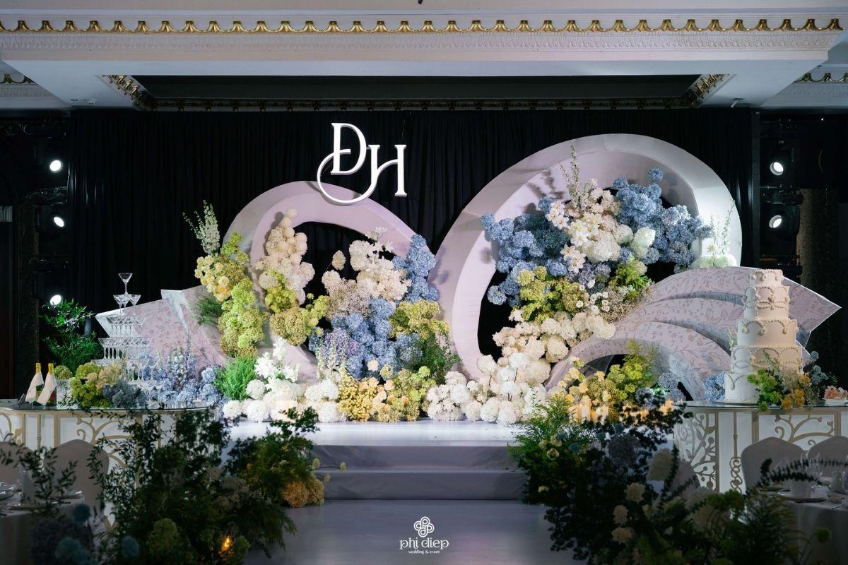 Sân khấu tiệc cưới của cặp đôi Đức & Hạnh với concept Beneath the Frame (Ảnh: Phi Điệp)
