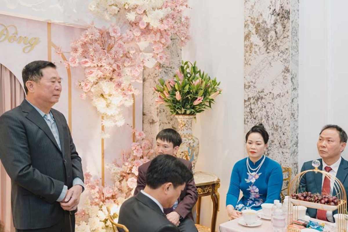 Bài phát biểu của họ nhà trai đóng vai trò mở đầu cho toàn bộ nghi thức, thể hiện sự trân trọng, thiện chí (Ảnh: sưu tầm)