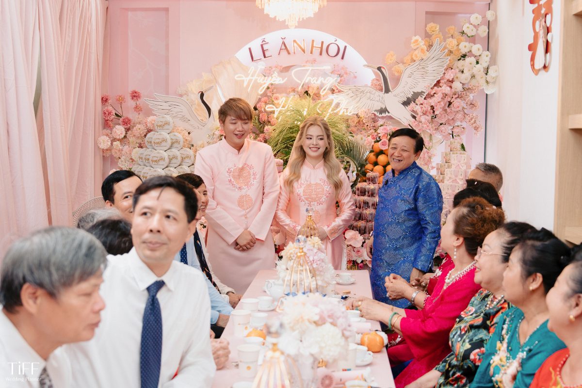 Đại diện họ nhà gái phát biểu trong lễ ăn hỏi. (ẢNH: TIFF.vn)