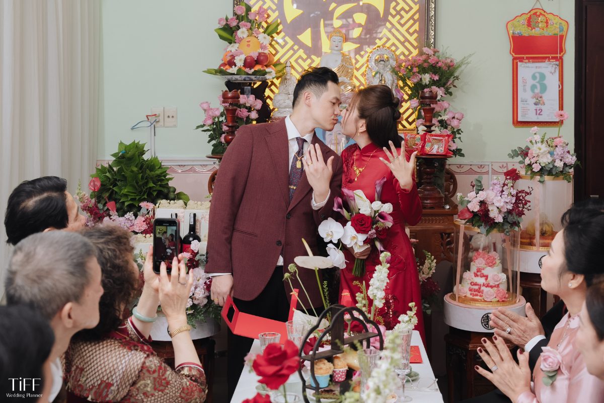 Để bài phát biểu diễn ra trôi chảy, đúng nghi lễ và tạo ấn tượng tốt đẹp cho hai bên gia đình, bạn cần lưu ý một số điểm quan trọng trong quá trình chuẩn bị.(ẢNH: TIFF.vn)