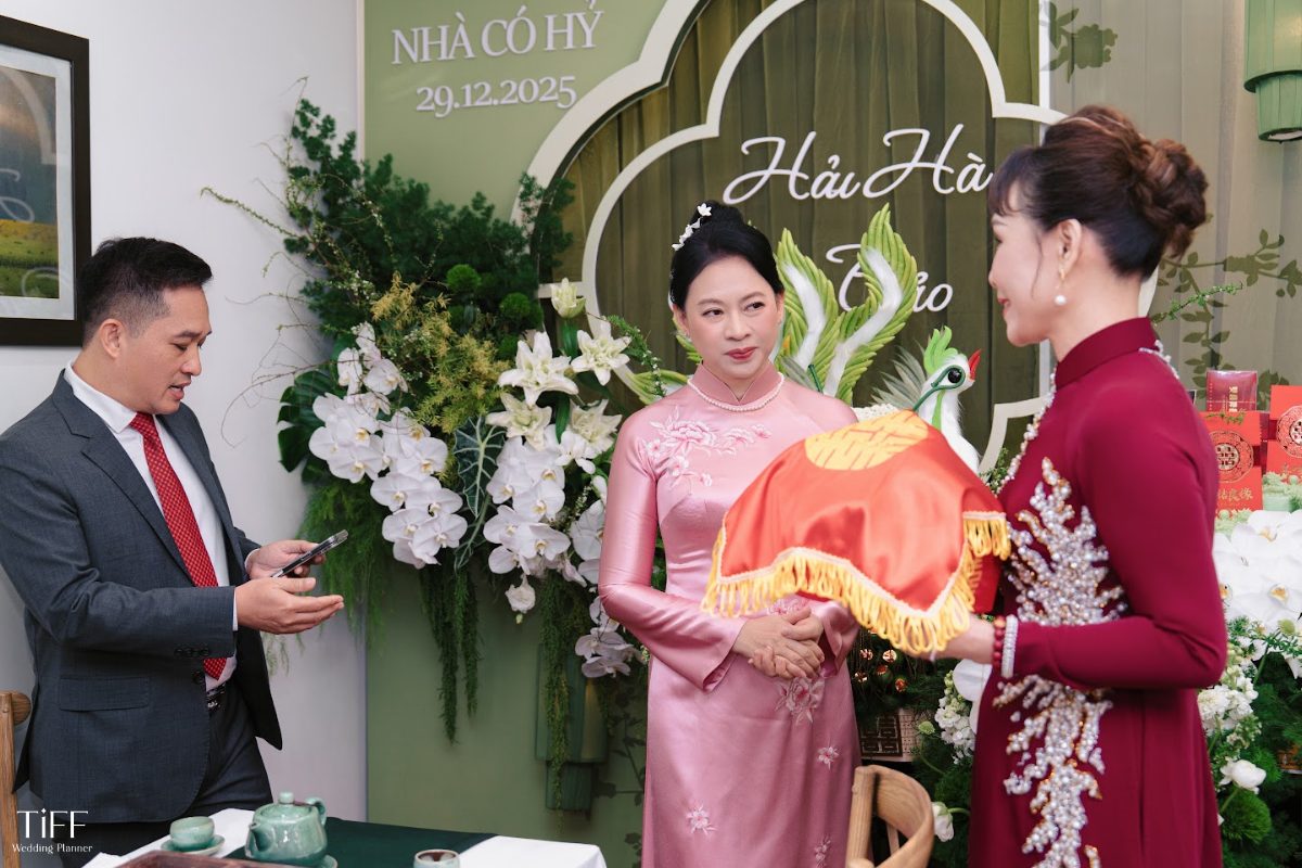 Lời phát biểu trao dâu là khoảnh khắc thiêng liêng đánh dấu việc gia đình nhà gái chính thức “gửi gắm” con gái cho nhà trai. (ẢNH: TIFF.vn)