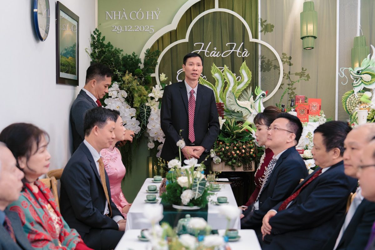 Một lời phát biểu trao dâu chuẩn mực không cần quá dài, nhưng phải đầy đủ trình tự, mạch cảm xúc rõ ràng và thể hiện đúng tinh thần nghi lễ truyền thống. (ẢNH: TIFF.vn)