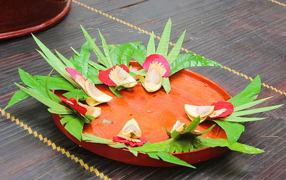 Nên bổ sung độ ẩm cho miếng trầu để trầu giữ được độ tươi xanh (Ảnh: sưu tầm)