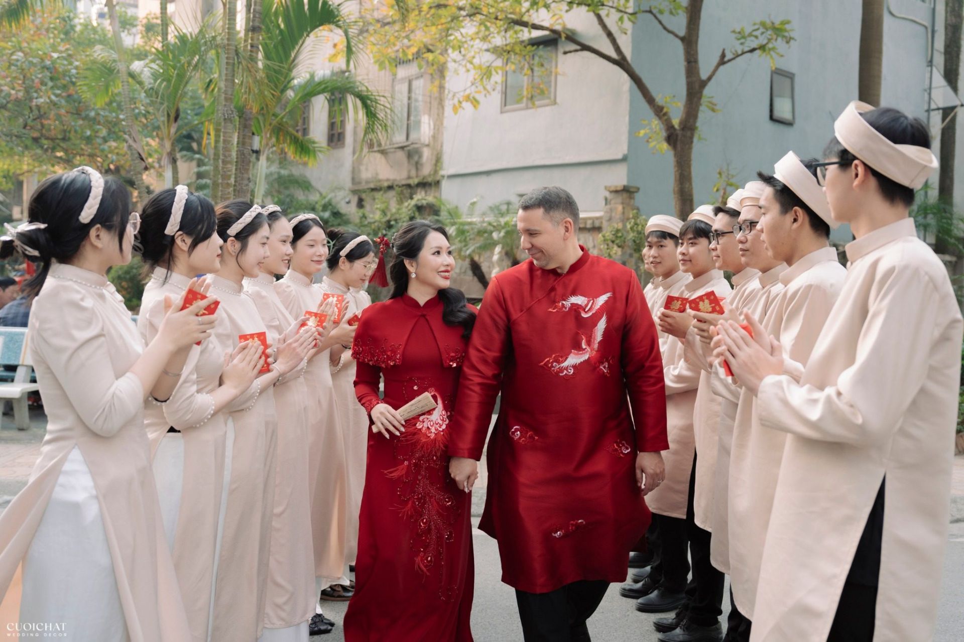 Trang phục của cô dâu và chú rể thường là áo dài truyền thống (Ảnh: TIFF.vn)