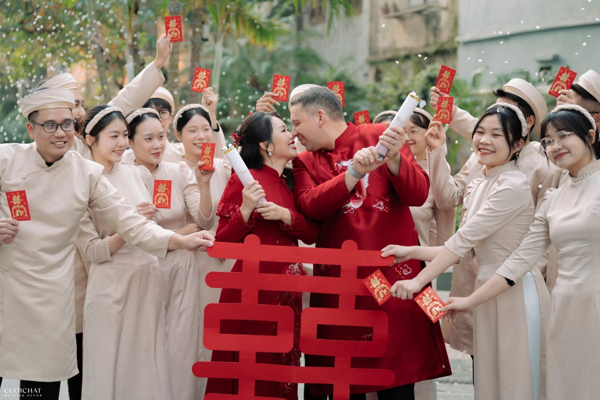 Các bạn nữ trong đội bê tráp thường mặc áo dài đồng bộ để tạo sự chỉnh chu và đẹp mắt trong suốt nghi lễ trao (Ảnh: TIFF.vn)