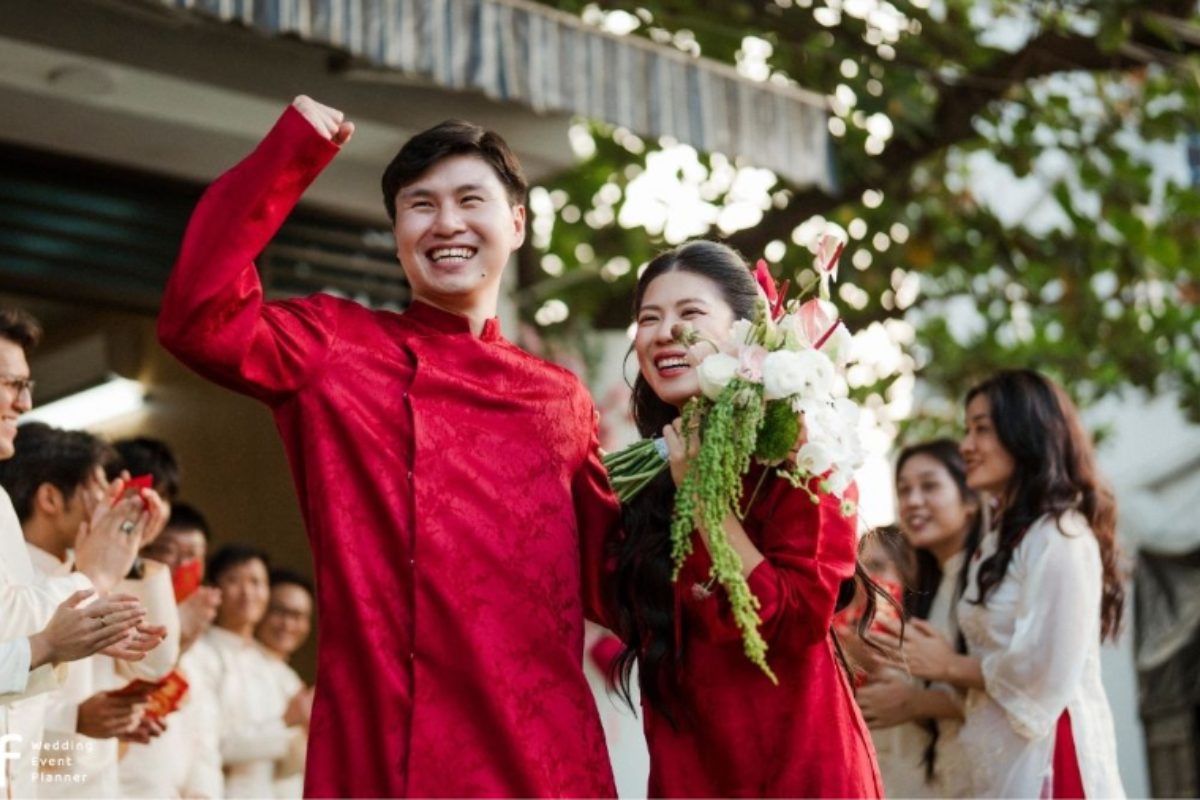 Lễ đón dâu truyền thống Việt Nam diễn ra trang trọng với sự tham gia của hai bên gia đình. (Ảnh: TIFF.vn) 