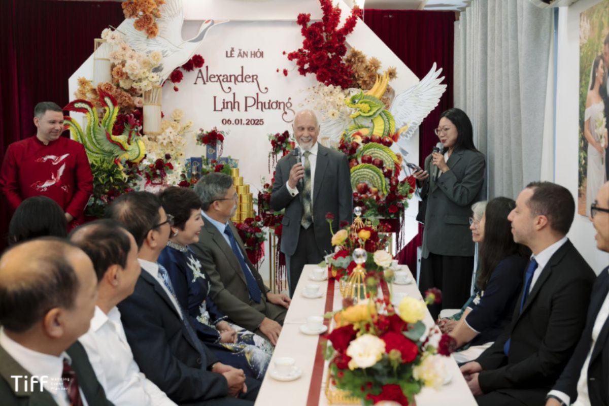 Bài phát biểu trong lễ đón dâu tại nhà trai không chỉ đơn giản là một nghi thức, mà còn là cơ hội để tạo ấn tượng tốt với gia đình cô dâu và quan khách. (ẢNH: TIFF.vn) 