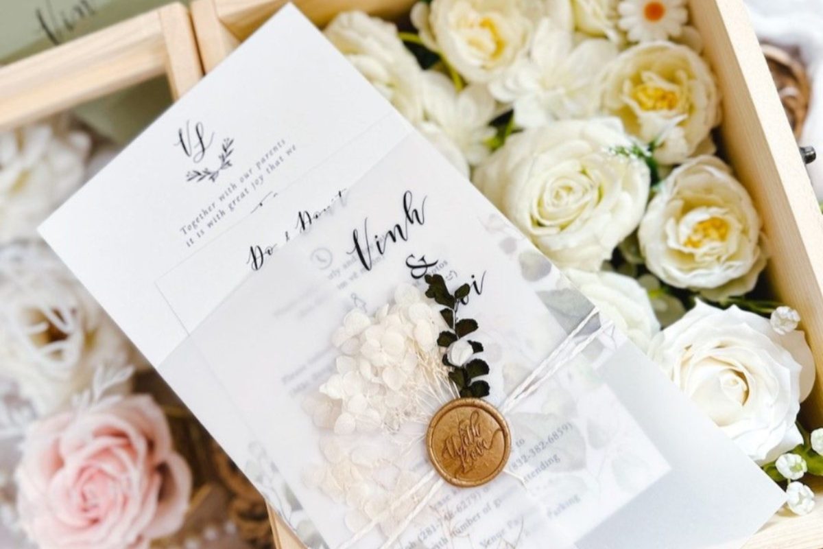 Thiệp cảm ơn đặt tại bàn tiệc cưới – xu hướng wedding tinh tế năm 2026. (Ảnh: Sưu tầm) 