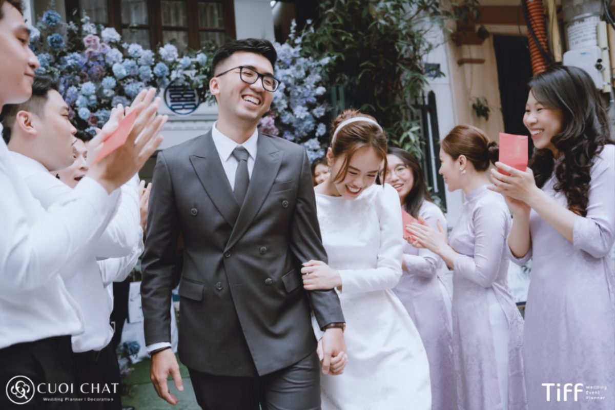 Trang phục của cô dâu và chú rể trong lễ đón dâu, thể hiện sự trang trọng và phù hợp với nghi thức hôn lễ. (Ảnh: TIFF.vn) 