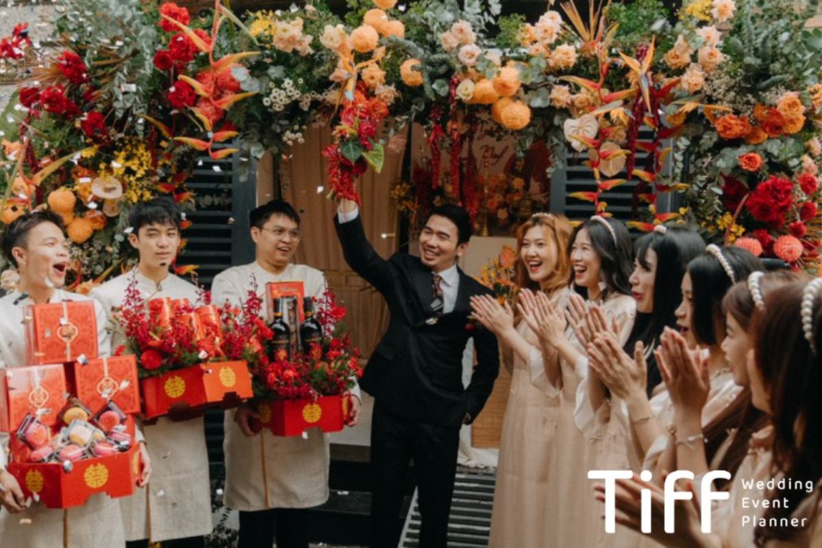 Sính lễ bao gồm tráp cưới và mâm quả, thể hiện sự tôn trọng và sự chuẩn bị chu đáo của nhà trai trong lễ đón dâu. (Ảnh: TIFF.vn) 