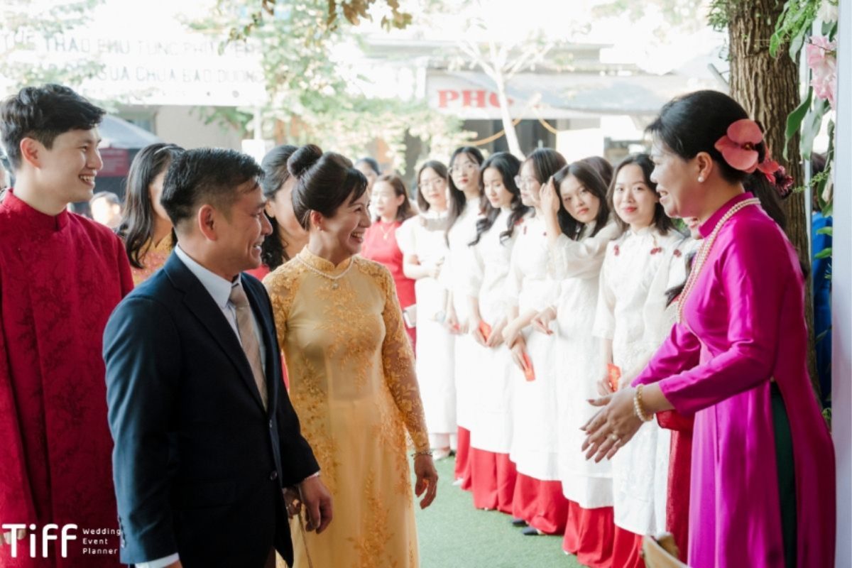 Bài phát biểu xin dâu tại nhà gái, thể hiện sự trang trọng và tinh tế, giúp buổi lễ trở nên suôn sẻ và ấm cúng. (Ảnh: TIFF.vn) 