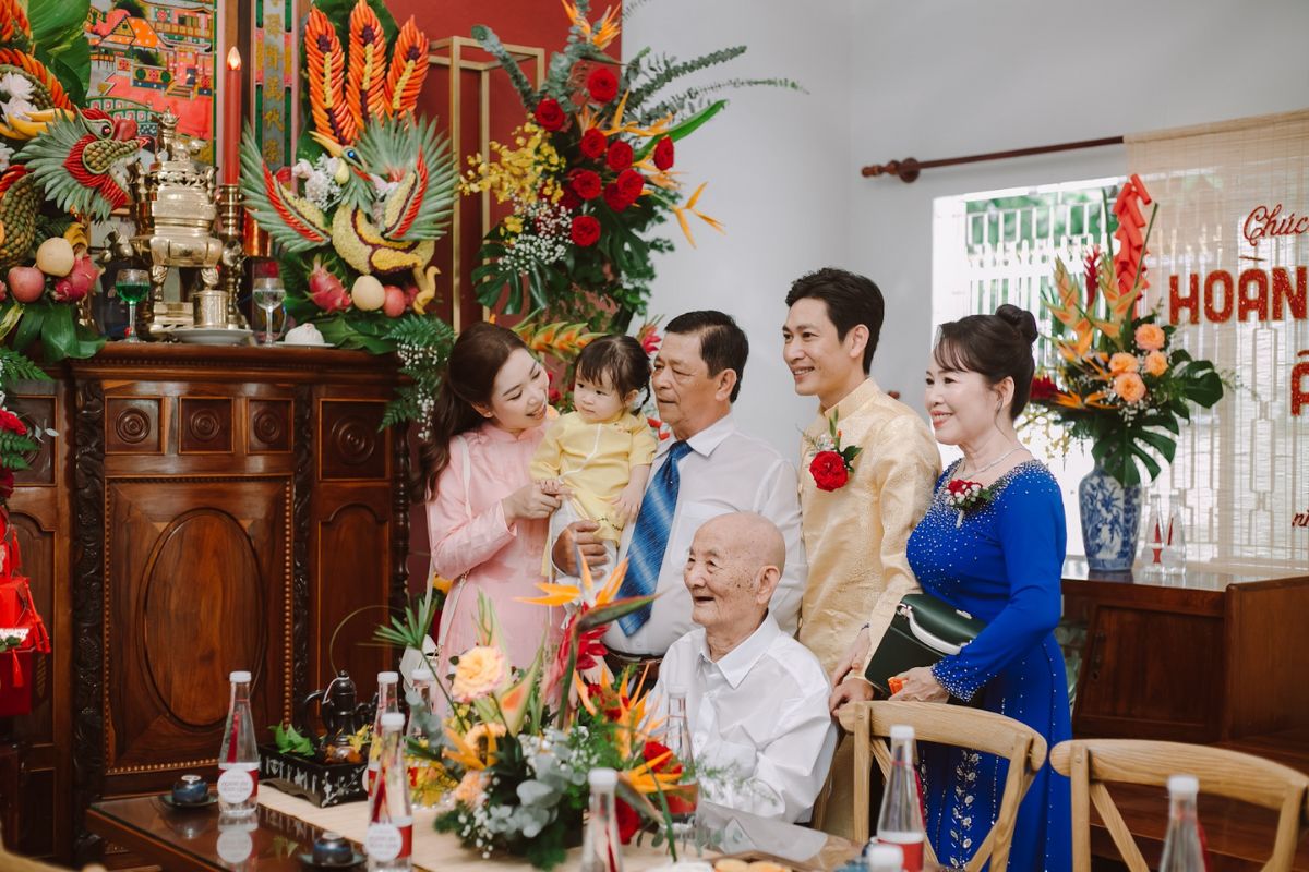 Lời thăm hỏi chân thành giúp tình cảm thông gia bền chặt (Ảnh: Sưu tầm)