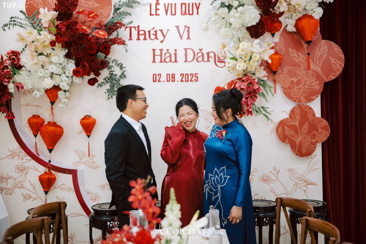 Nên ưu tiên ảnh gia đình đầy đủ hoặc khoảnh khắc cô dâu chú rể rạng rỡ (Ảnh: TIFF)