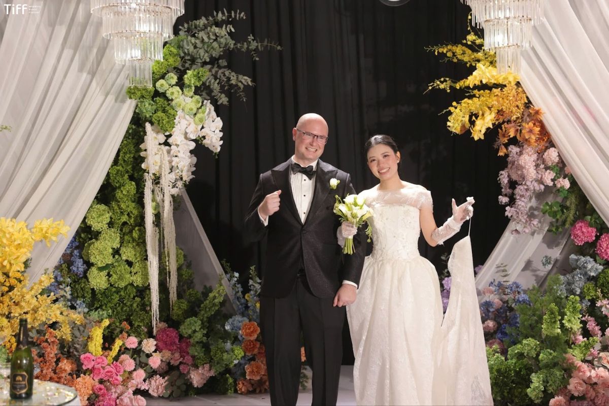 Phát biểu cảm ơn tại hôn trường thay lời trân trọng đến gia đình bạn bè (Ảnh: TIFF)