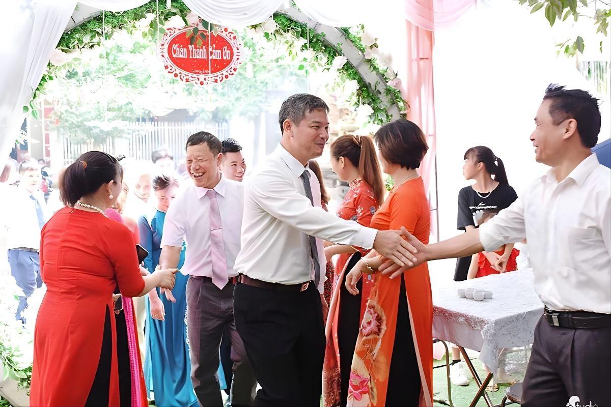 Hai gia đình cử đại diện thân thiết, gần gũi và có uy tín tham gia lẽ dạm ngõ (Ảnh: sưu tầm)