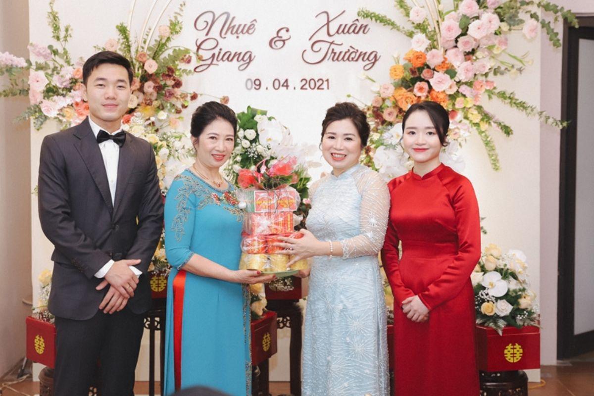 Chi phí tổ chức lễ dạm ngõ đơn giản chủ yếu gồm chi phí lễ vật, hoa tươi và một số chi phí trang trí nhỏ (Ảnh: sưu tầm)