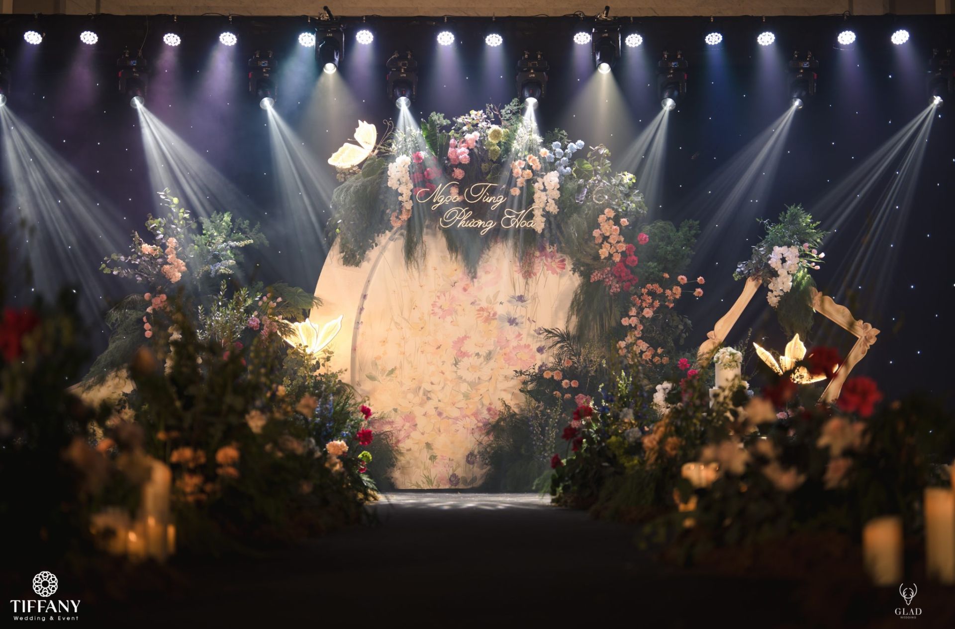 trang-tri-tiec-cuoi-tung-hoa-tai-melia-ha-noi